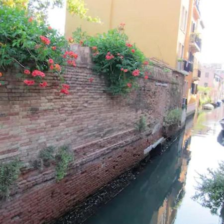 ヴェネツィアCharming Flat With Terrace Over The Canalアパートメント エクステリア 写真