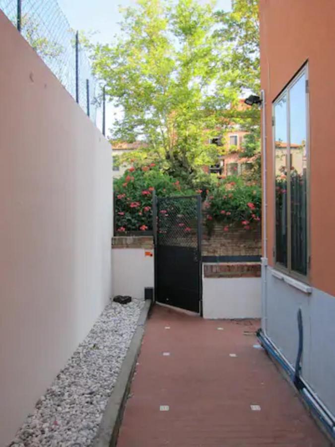 ヴェネツィアCharming Flat With Terrace Over The Canalアパートメント エクステリア 写真