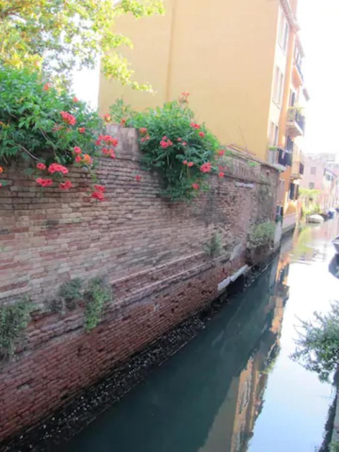ヴェネツィアCharming Flat With Terrace Over The Canalアパートメント エクステリア 写真